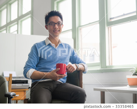 Portrait of young businessman 33358465