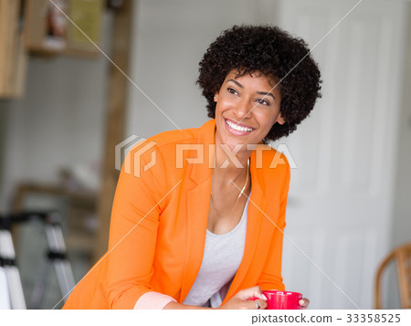 Portrait of young businesswoman Portrait of young businesswoman 33358525