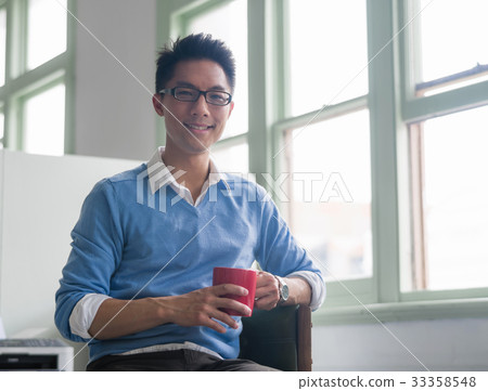 Portrait of young businessman 33358548