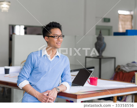 Portrait of young businessman 33358556