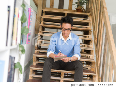 Portrait of young businessman in casual Portrait of young businessman in casual 33358566