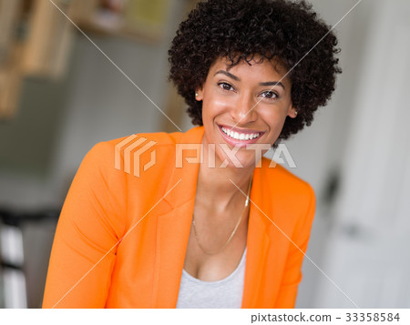 Portrait of young businesswoman Portrait of young businesswoman 33358584