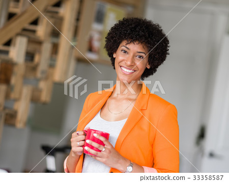 Portrait of young businesswoman 33358587