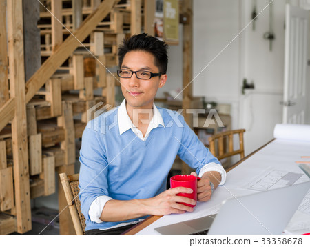 Portrait of young businessman 33358678