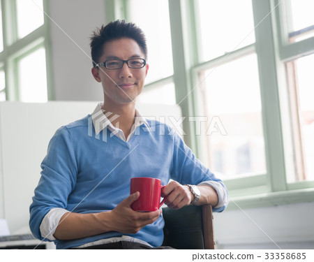 Portrait of young businessman 33358685