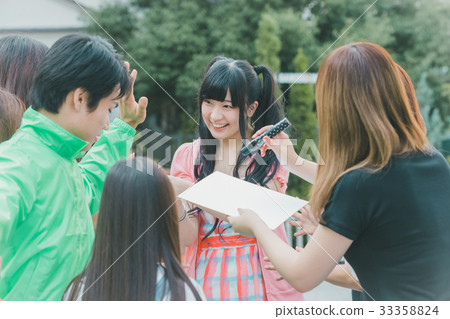 idol, fan, female 33358824