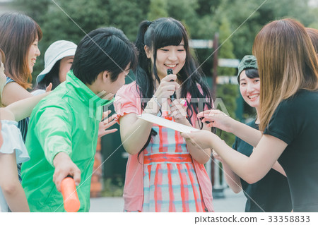 idol, fan, female 33358833