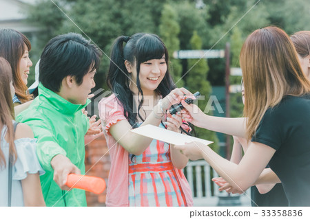 idol, fan, female 33358836