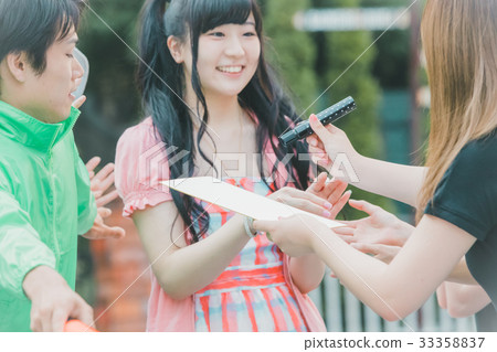 idol, fan, female 33358837