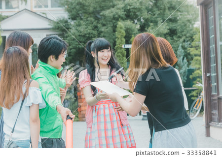 idol, fan, female 33358841