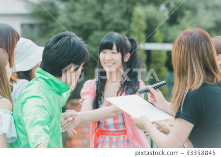 idol, fan, female 33358845