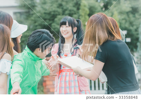 idol, fan, female 33358848