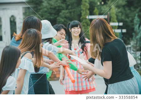 idol, fan, female 33358854