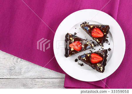 slices of no bake Chocolate cake slices of no bake Chocolate cake 33359058