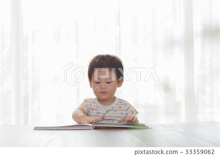 一個孩子讀一本書 33359062