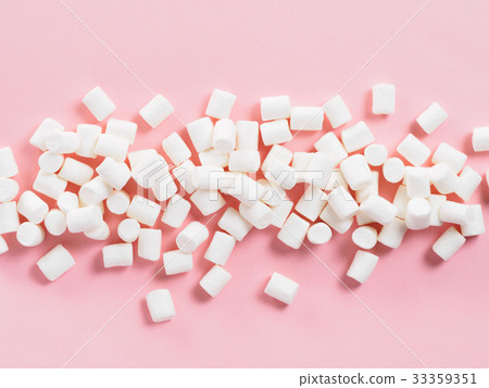 Marshmallows on pink background with copyspace 33359351