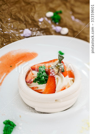 strawberry pavlova cake 33359601