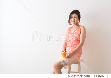 Women's portrait Women's portrait 33360707