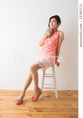 Women's portrait 33360713