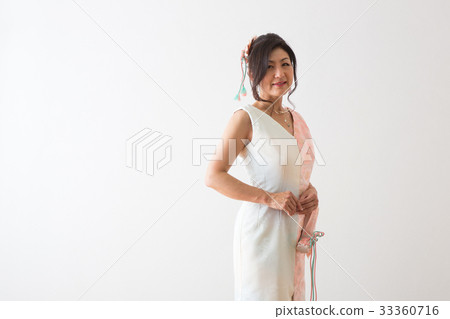 Women's portrait Women's portrait 33360716
