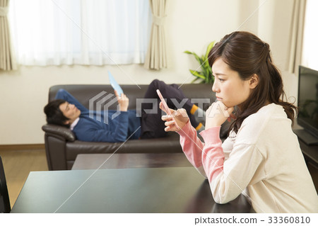 分開觀看智能手機的夫婦 33360810