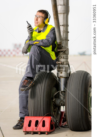 airport worker mechanic 33360951
