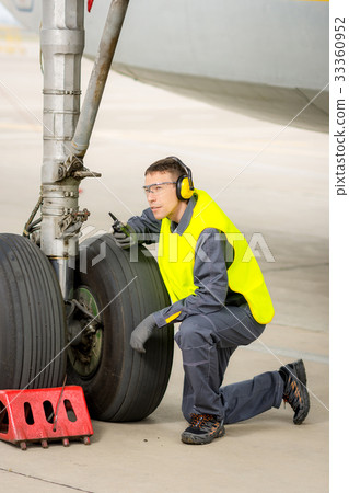 airport worker mechanic 33360952