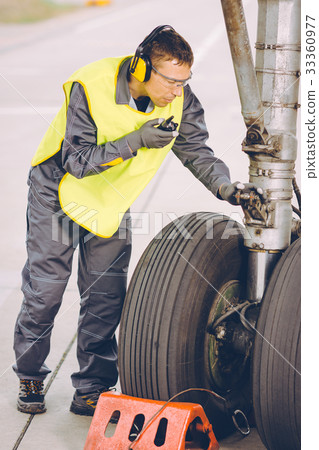 airport worker mechanic airport worker mechanic 33360977