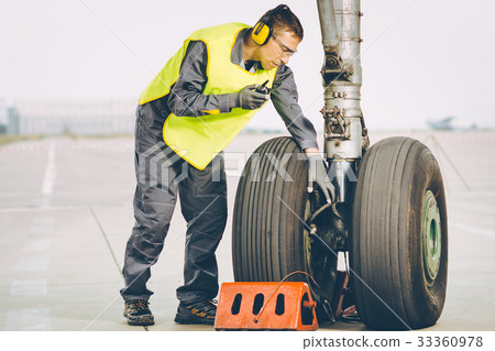 airport worker mechanic airport worker mechanic 33360978