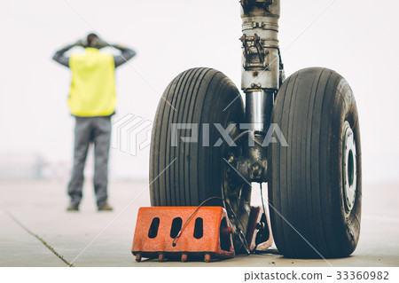 airport worker mechanic 33360982