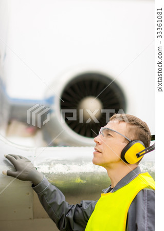 male airport worker 33361081