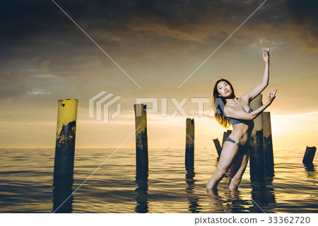 dancer water sunset 33362720