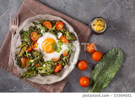 Baked egg with kale 33364081