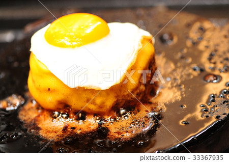 Hamburger steak with iron plate 33367935