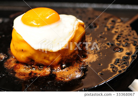 Cheese hamburger with fried egg 33368067