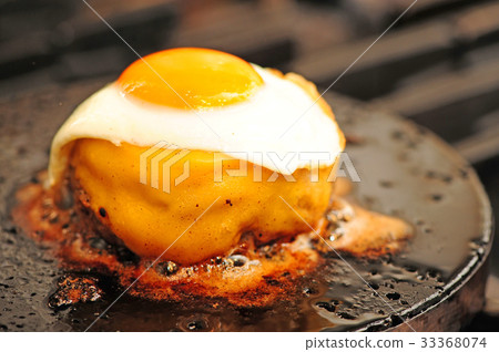 Cheese hamburger with fried egg 33368074