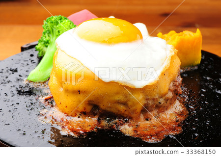 Cheese hamburg and fried egg 33368150