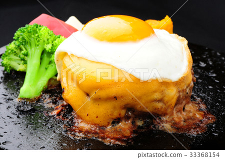 Cheese hamburg and fried egg 33368154