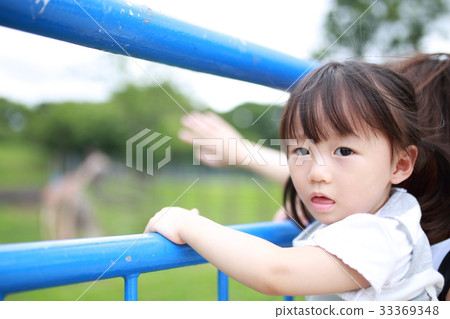 Zoo (Children, Girls, Animals, Animals, Mammals, Cheerful, Active, Nature, Sand place, Trees, Copy space) 33369348