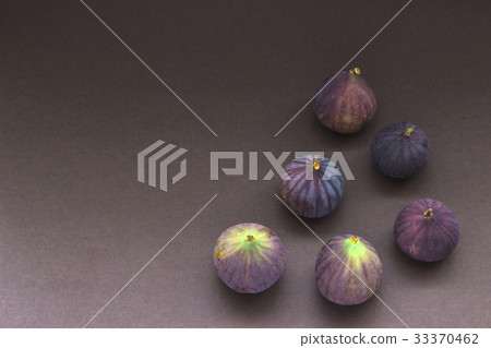 Six fresh figs 33370462