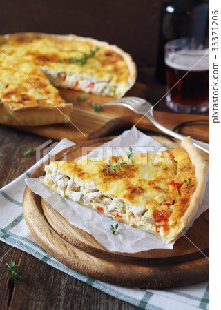 Chicken and bell pepper pie 33371206