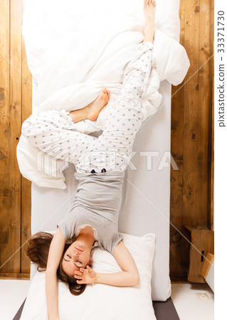 Girl drowning in dreams. 33371730