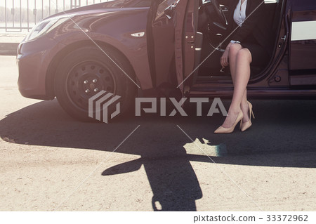 Woman in a car 33372962