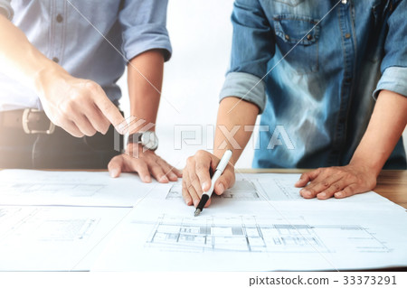 Engineer meeting for architectural project. Engineer meeting for architectural project. 33373291