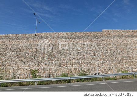 Road embankment of gravel reinforced with steel mesh 33373853