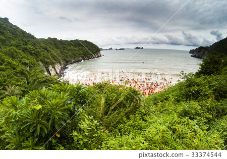 overcrowded beach in Cat Ba Island  33374544