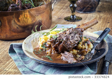 Slow Cooked Lamb Shanks in Red Wine Sauce 33374824