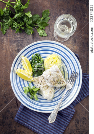 Cod Filet with Wakame and Mashed Potatoes 33374832