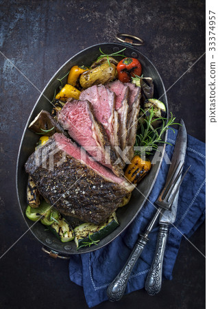 Roast Beef with Vegetable in Copper Pod 33374957