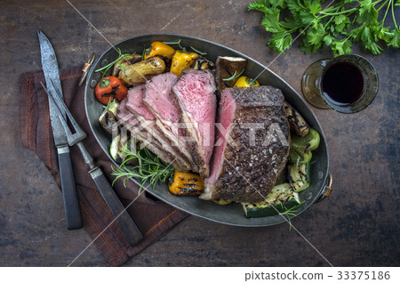 Roast Beef with Vegetable in Copper Pod Roast Beef with Vegetable in Copper Pod 33375186